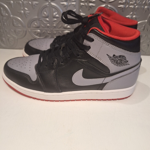 Air Jordan 1 Retro Mid “BRED SHADOW” Size 11.5 Black Red & Gray - Picture 3 of 6